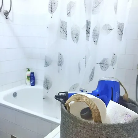 Clean 2 Bedroom With Ac And Laundry Appartamento